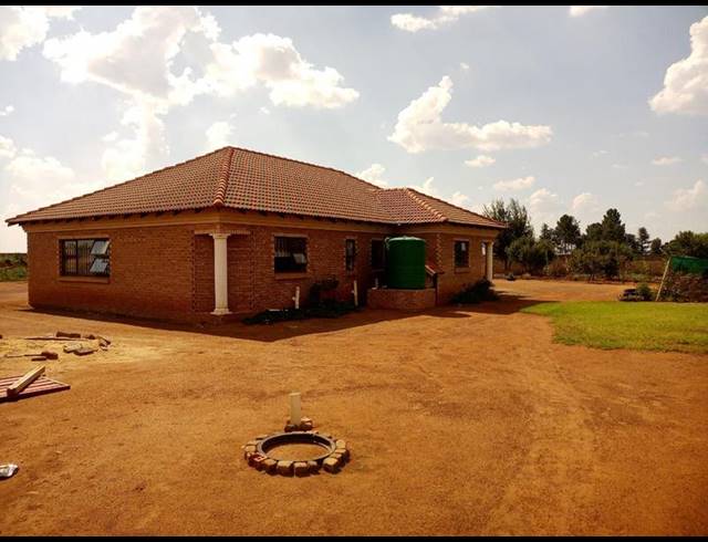 4 BEDROOM HOUSE FOR SALE IN ZUURBEKOM